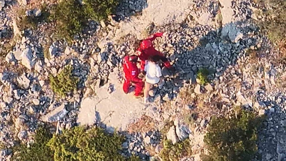 Spil Dağı’nda mahsur kalan 2 kişi 20 dakikada kurtarıldı