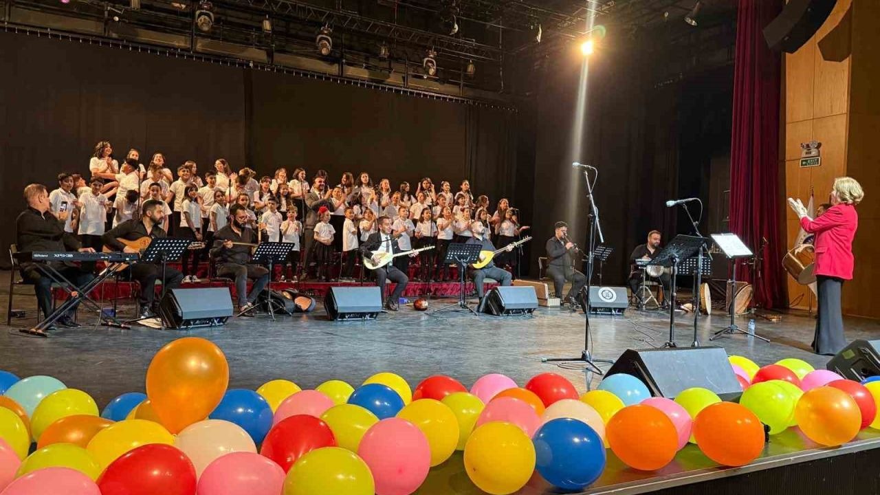 TRT Erzurum Konserinde Sürpriz İsim: Ahmet Tuzlu Büyüledi