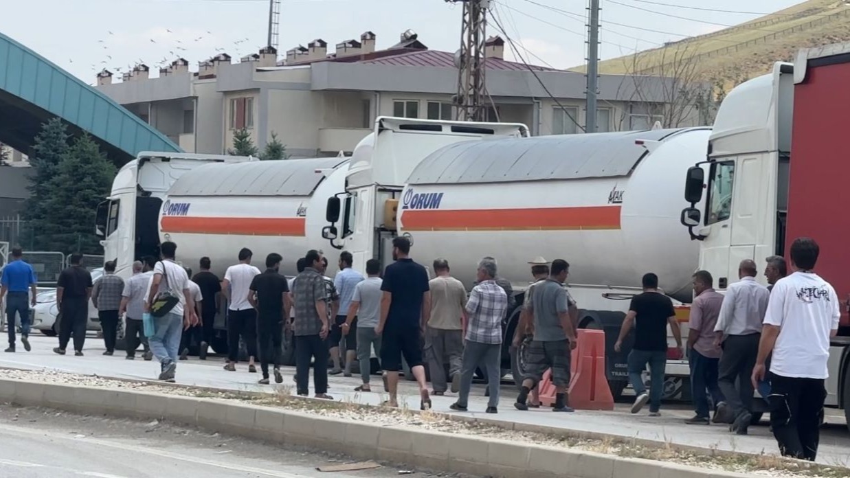 Türkiye-İran Sınırında Geçişler Durma Noktasında: 5 Kilometrelik Tır Kuyruğu!