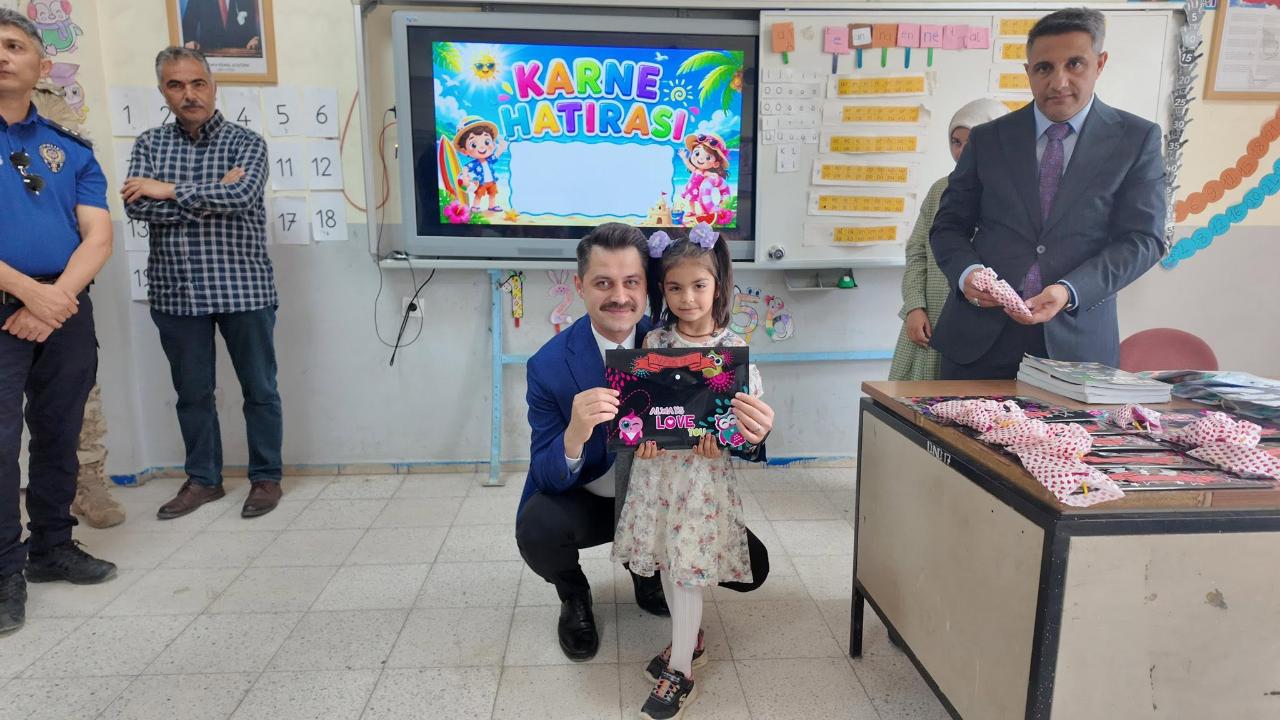 Tuzluca Kaymakamı Yılmaz Miniklerin Karne Sevincine Ortak Oldu