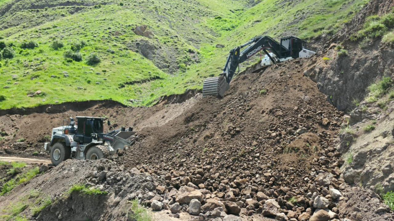 Tuzluca'da Kaynak Suyunun Neden Olduğu Heyelana Jet Müdahale