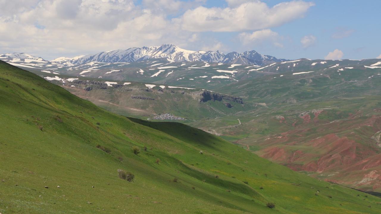 Tuzluca'nın Köylerinde Yazın Eşsiz Manzarası: Kar ve Yeşil Bir Arada