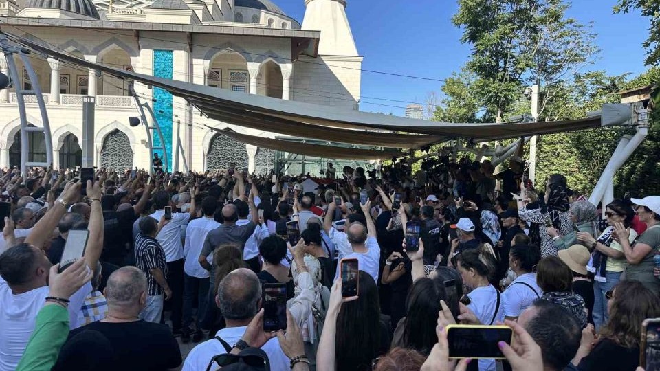 Usta oyuncu Kadir İnanır son yolculuğuna uğurlandı