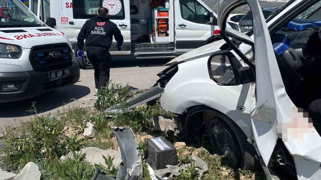 Van Çaldıran'da Katliam Gibi Kaza: Kavşakta İki Otomobil Çarpıştı, 4 Ölü, 2 Yaralı