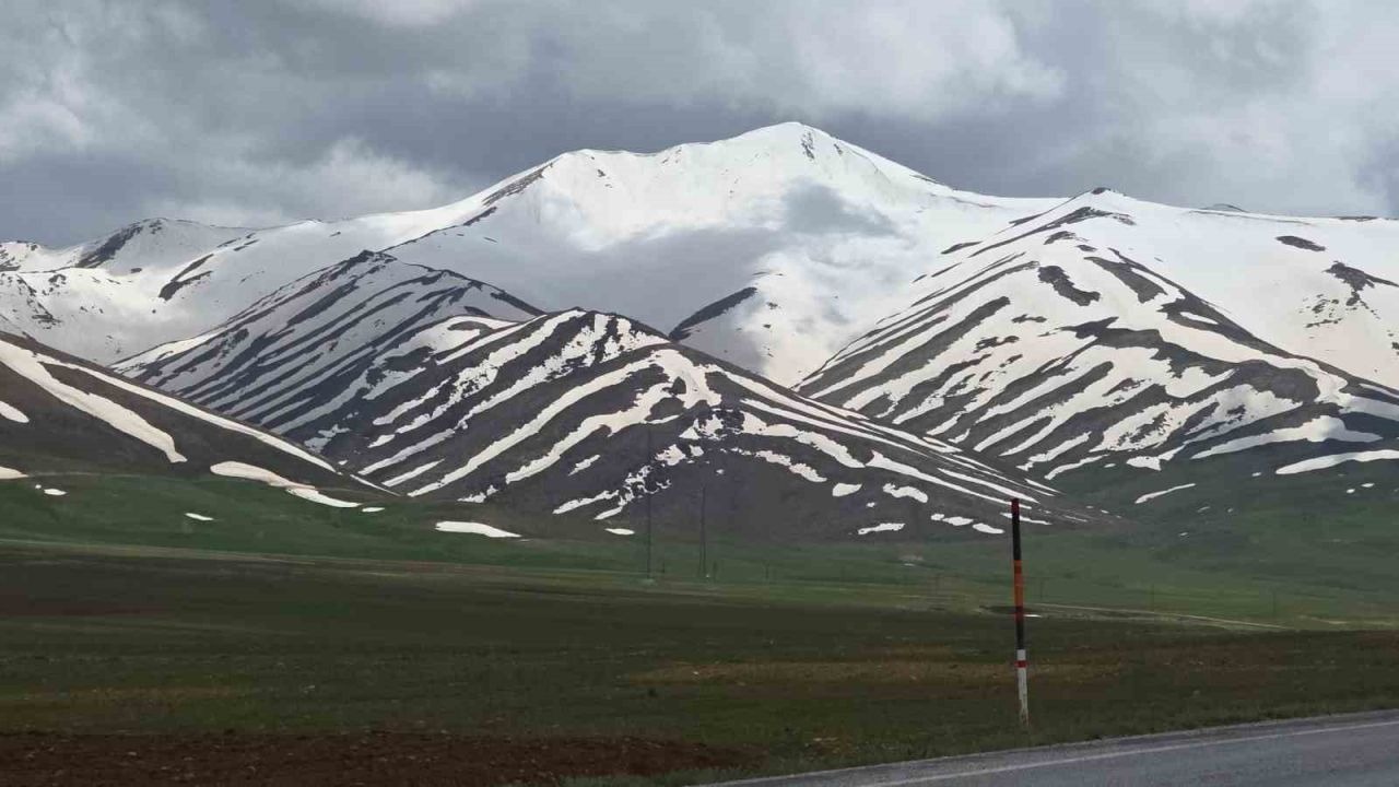 Van Dağlarında Görsel Şölen: Karlar Eridi ‘Zebra Dağlar’ Ortaya Çıktı