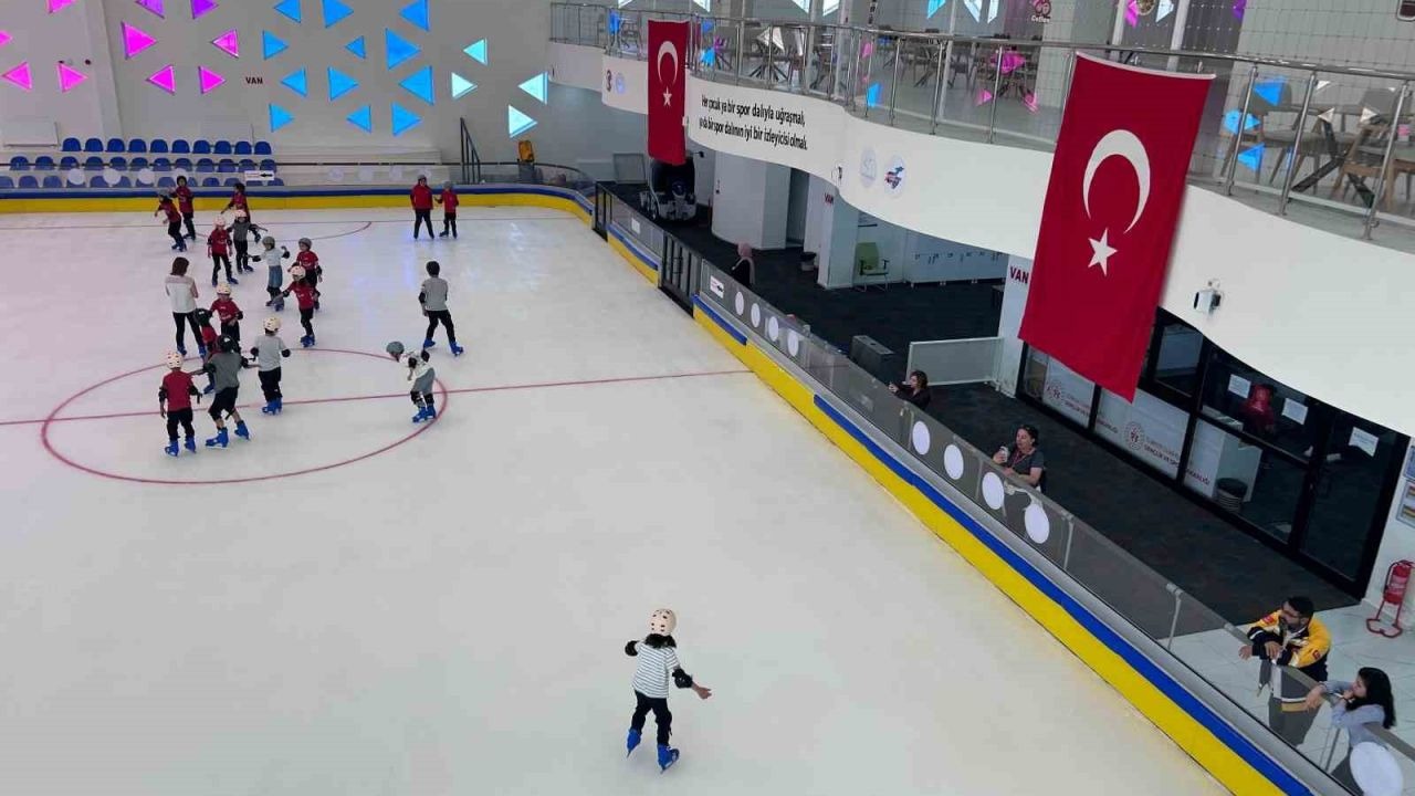 Van’da 30 Derece Sıcakta Buz Pateni Keyfi: Edremit’teki Pist Doldu Taştı