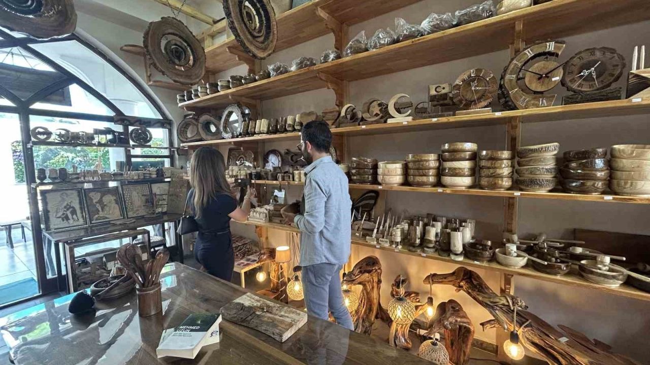 Van'da Asırlık Ceviz Ağaçları Tarihi Bedesten'de Sanata Dönüşüyor