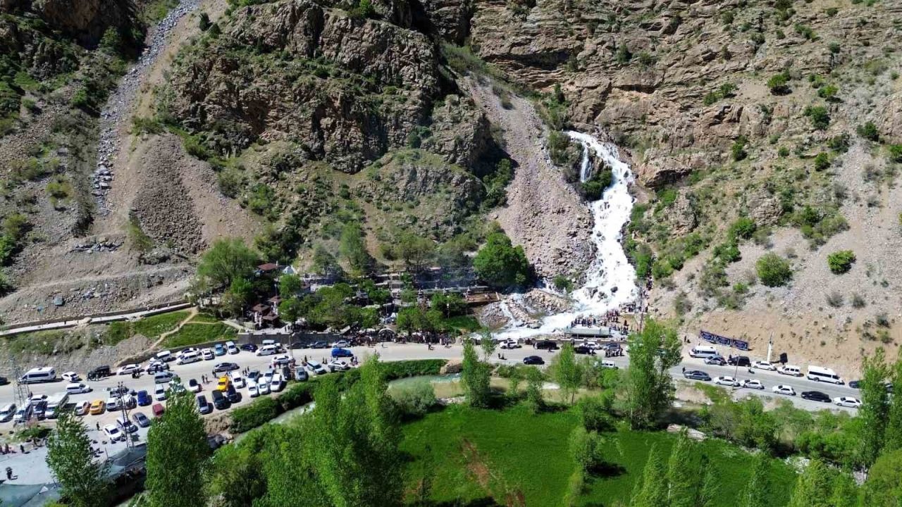 Van’da Bayram Mesaisi: Çatak Kanispi Şelalesi Ziyaretçi Akınına Uğradı