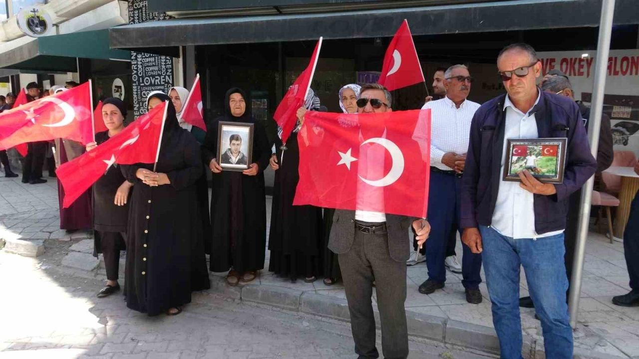 Van'da Evlat Nöbeti 120. Haftasında: Acılı Aileler DEM Parti İl Binası Önünde Buluştu