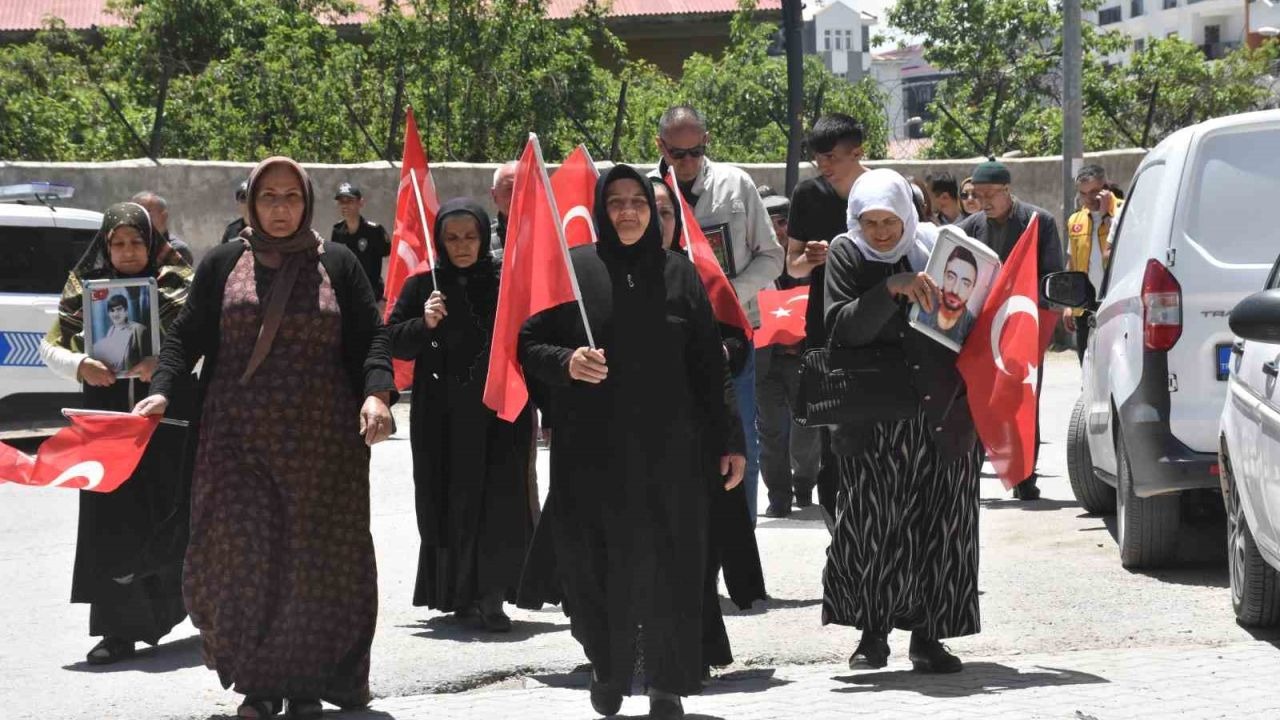 Van’da Evlat Nöbeti Kararlılıkla Sürüyor: "Annem Çeyizini Hazırladı, Geri Dön Fatih"