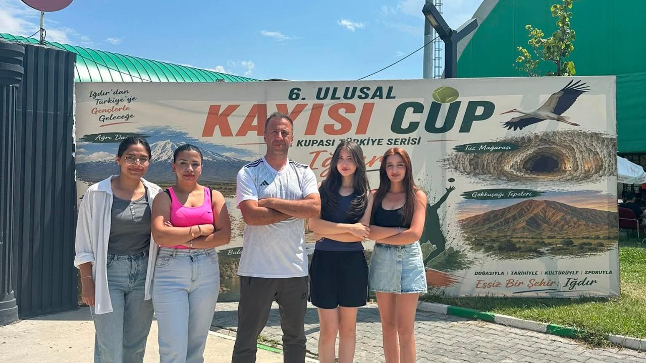 6. Ulusal Kayısı Cup Tenis Turnuvası'nda Iğdırlı İki Kız Takımı Finale Yükseldi