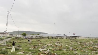 Kars'ta gökyüzü şenlendi: Çocukların ilk uçurtma heyecanı