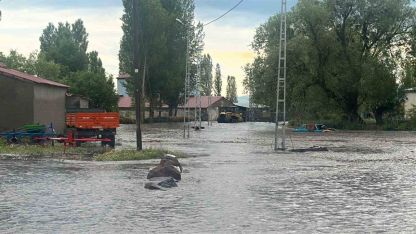 Kars'ta sel felaketi: Mahsur kalan yaşlı çifti ekipler kurtardı