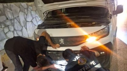 Van'ın Edremit İlçesinde İtfaiye Ekipleri Köpeği Kamyonet Altından Kurtardı