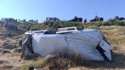 Van-Erciş kara yolunda minibüs şarampole devrildi: 3 yaralı