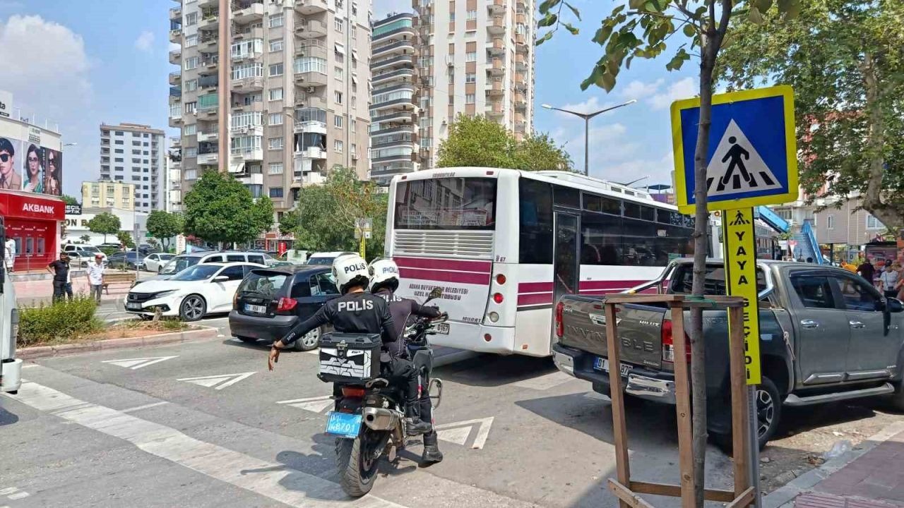 Adana’da feci kaza: Yaya geçidinde çarptığı genç kız hayatını kaybetti