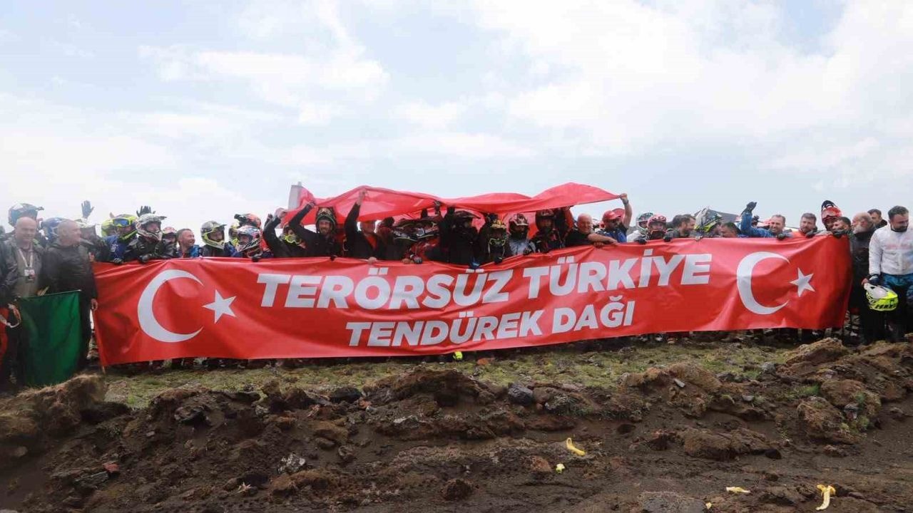 Ağrı’da 3 bin 500 rakımda "Terörsüz Türkiye" pankartlı start