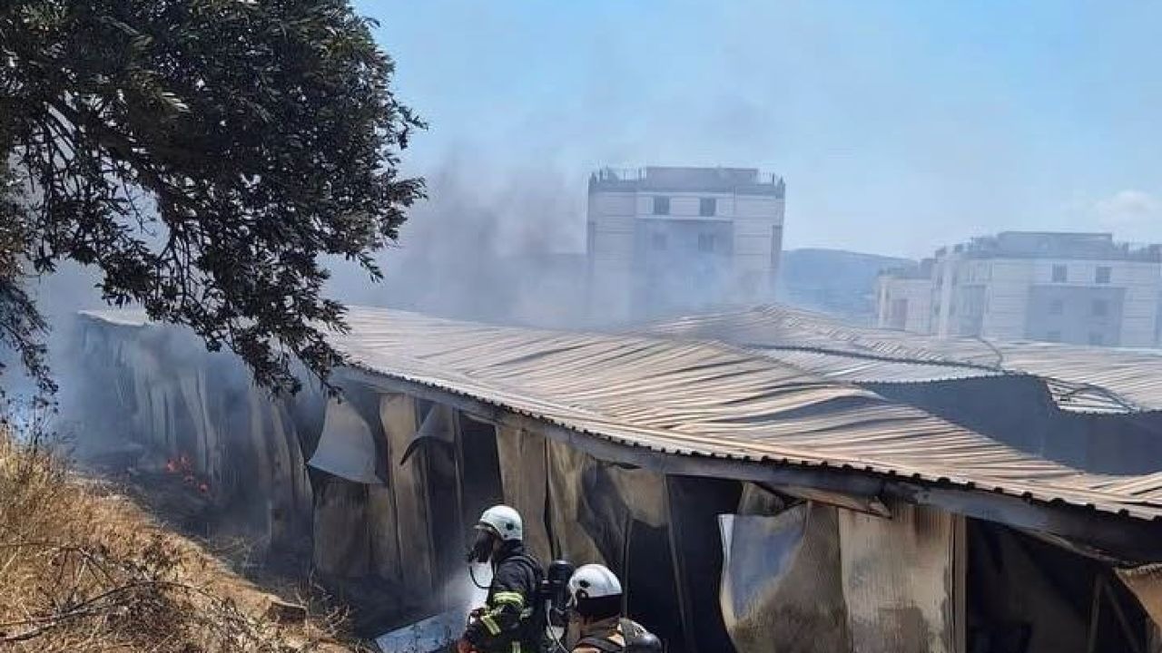 Altınözü'nde İşçilerin Kaldığı Yatakhane Alev Alev Yandı
