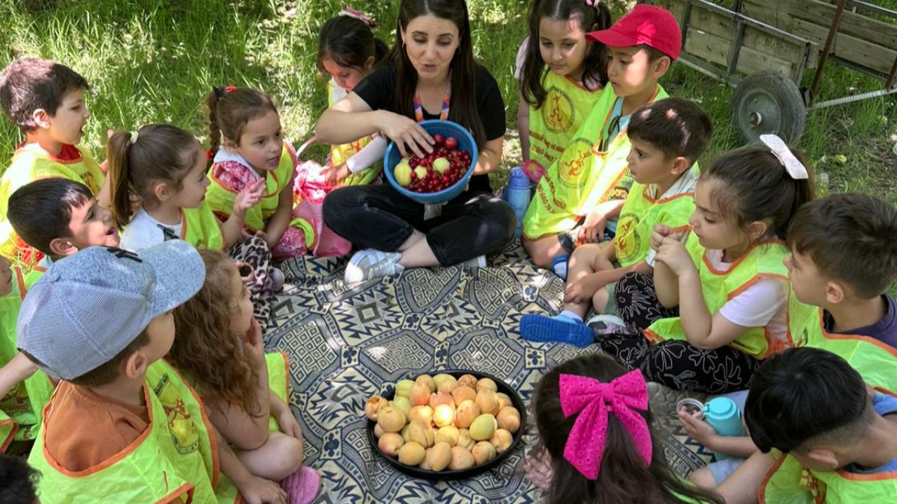 Anakucağı Kreş ve Anaokulu Öğrencileri Kayısı Bahçesinde Uygulamalı Eğitim Aldı