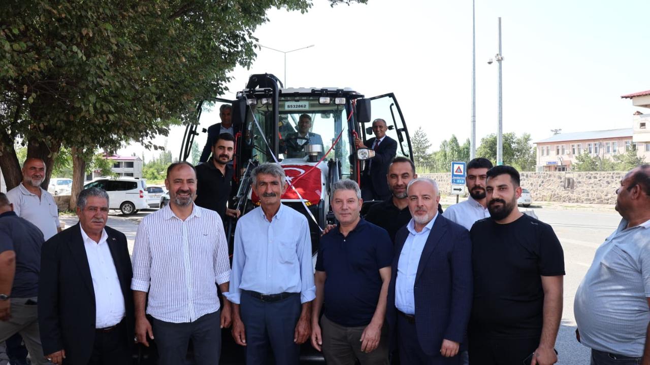 Aralık Belediyesine Hibe Edilen İş Makinesi ve Cenaze Aracı Hizmete Sunuldu
