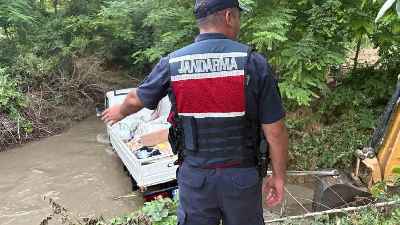 Bilecik’te Baraj Borusu Patladı: Kamyonet Dere Ortasında Mahsur Kaldı