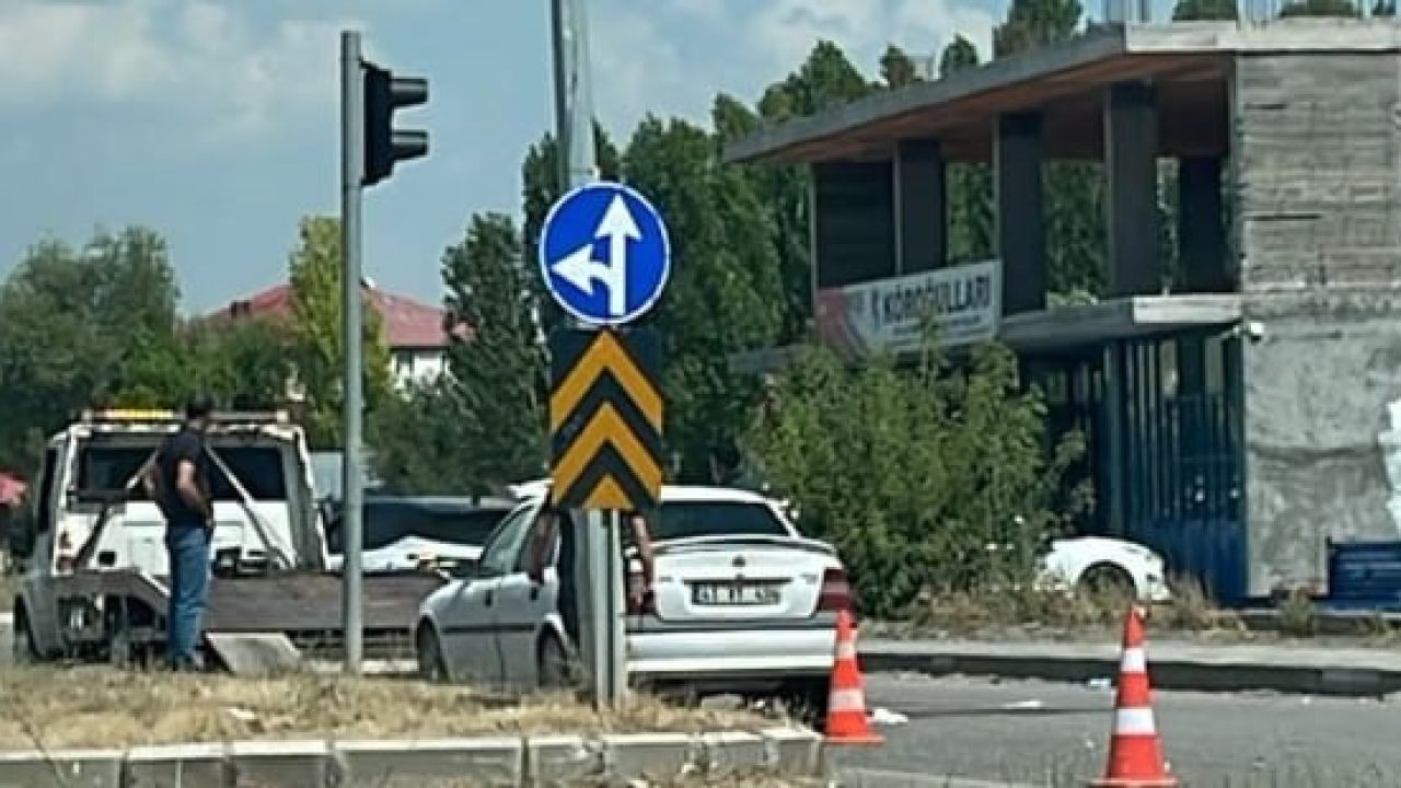 Bulanık'ta Trafik Kazası: Üç Kişi Yaralandı
