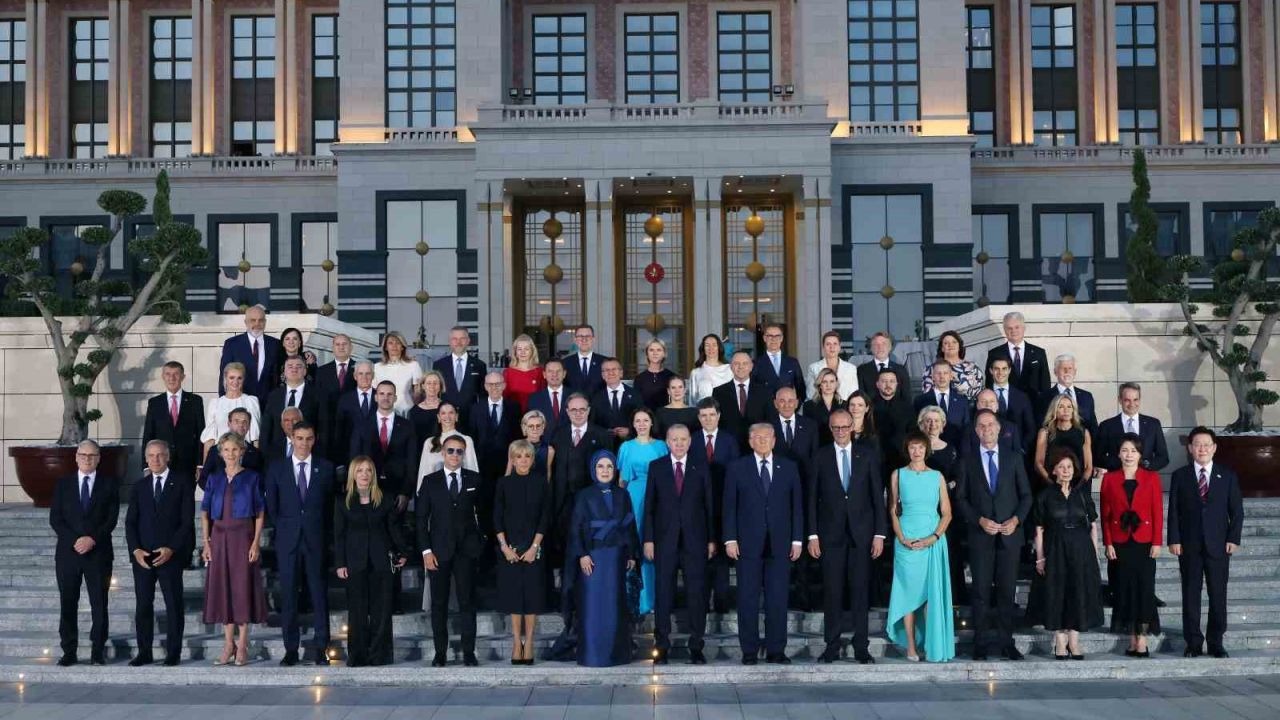 Cumhurbaşkanı Erdoğan ve eşi Emine Erdoğan NATO liderlerini Külliye'de ağırladı