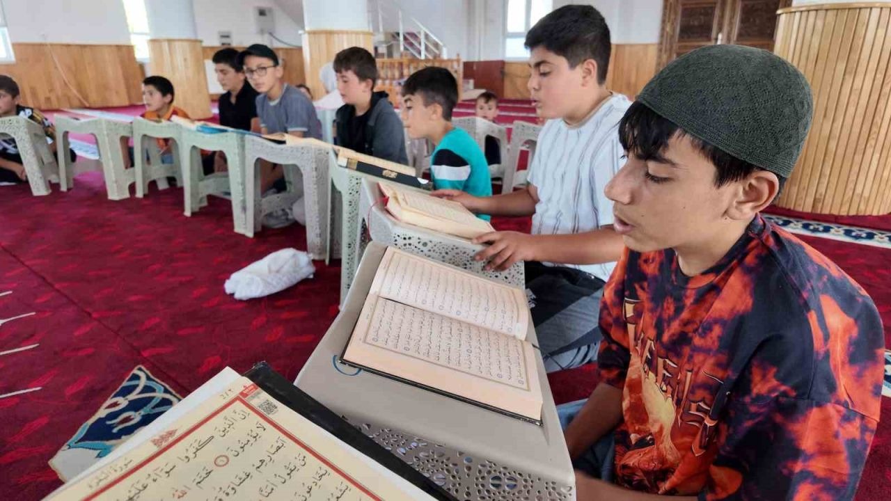 Erciş’te yaz Kur’an kursları başladı: Camiler çocuk sesleriyle şenlendi