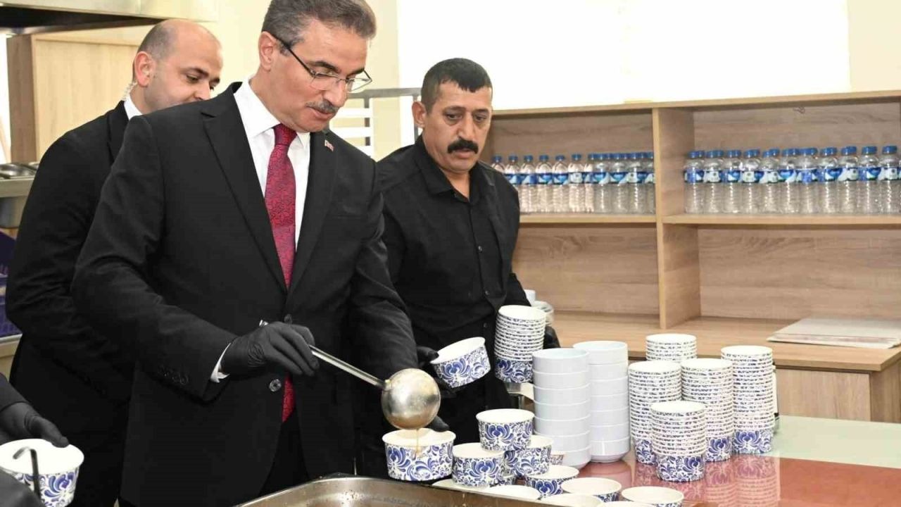 Erzurum Valisi Aydın Baruş’tan emniyet personeline aşure ikramı
