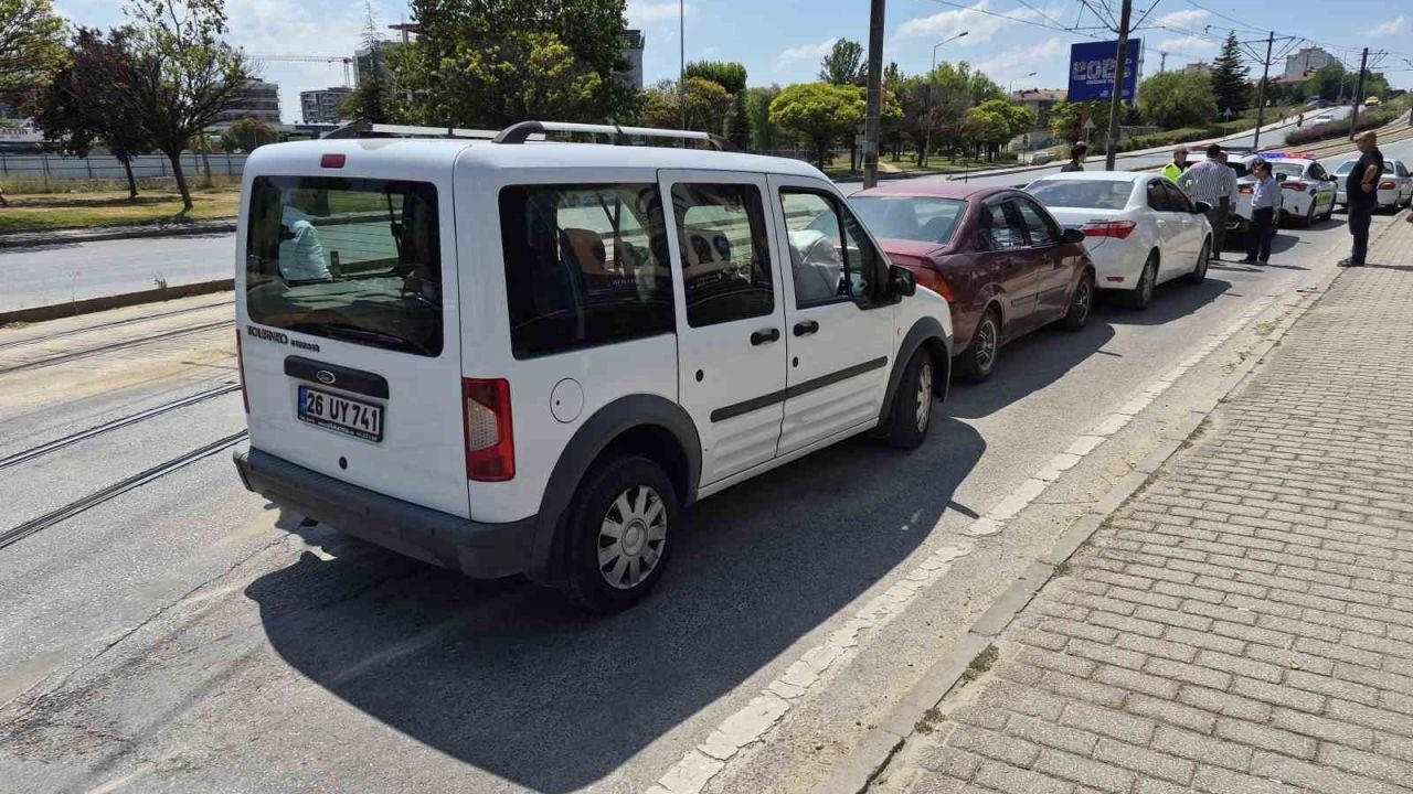 Eskişehir'de Zincirleme Kaza: Maddi Hasarla Atlatıldı