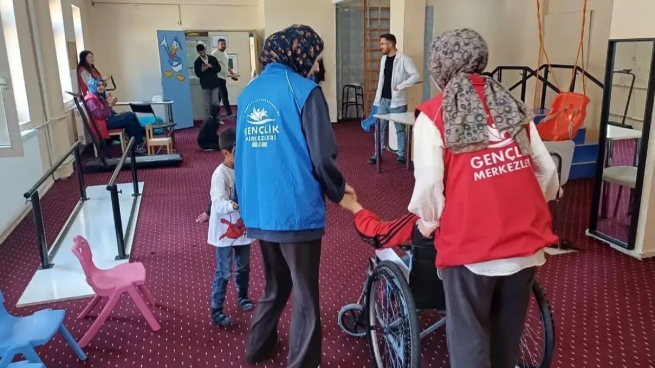 Hamur Gençlik Merkezi'nden Anlamlı Ziyaret: Özel Öğrencilerle Gönül Köprüsü Kuruldu