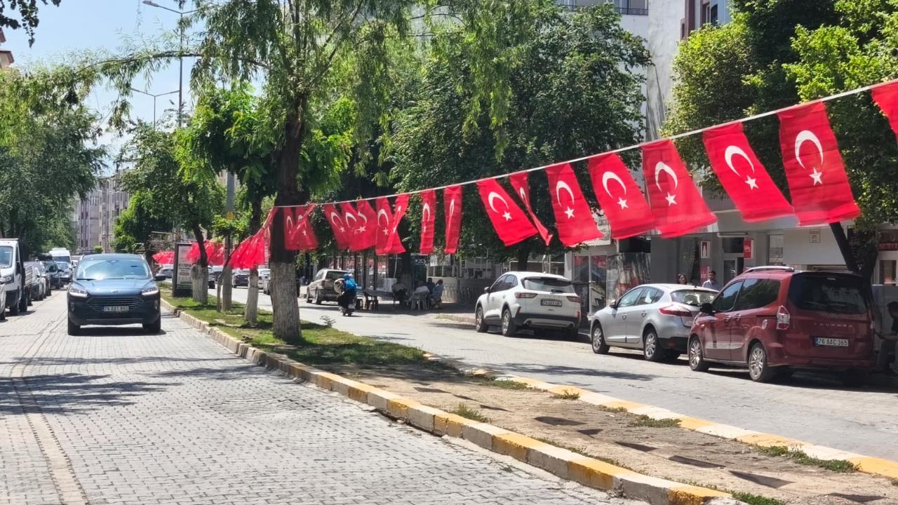 Iğdır’da 15 Temmuz Hazırlığı: Cadde ve Sokaklar Kırmızı-Beyaza Büründü
