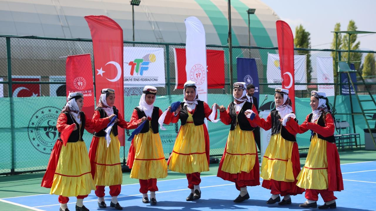Iğdır'da 6. Kayısı Cup Tenis Turnuvası Başladı: 176 Sporcu Korta Çıktı