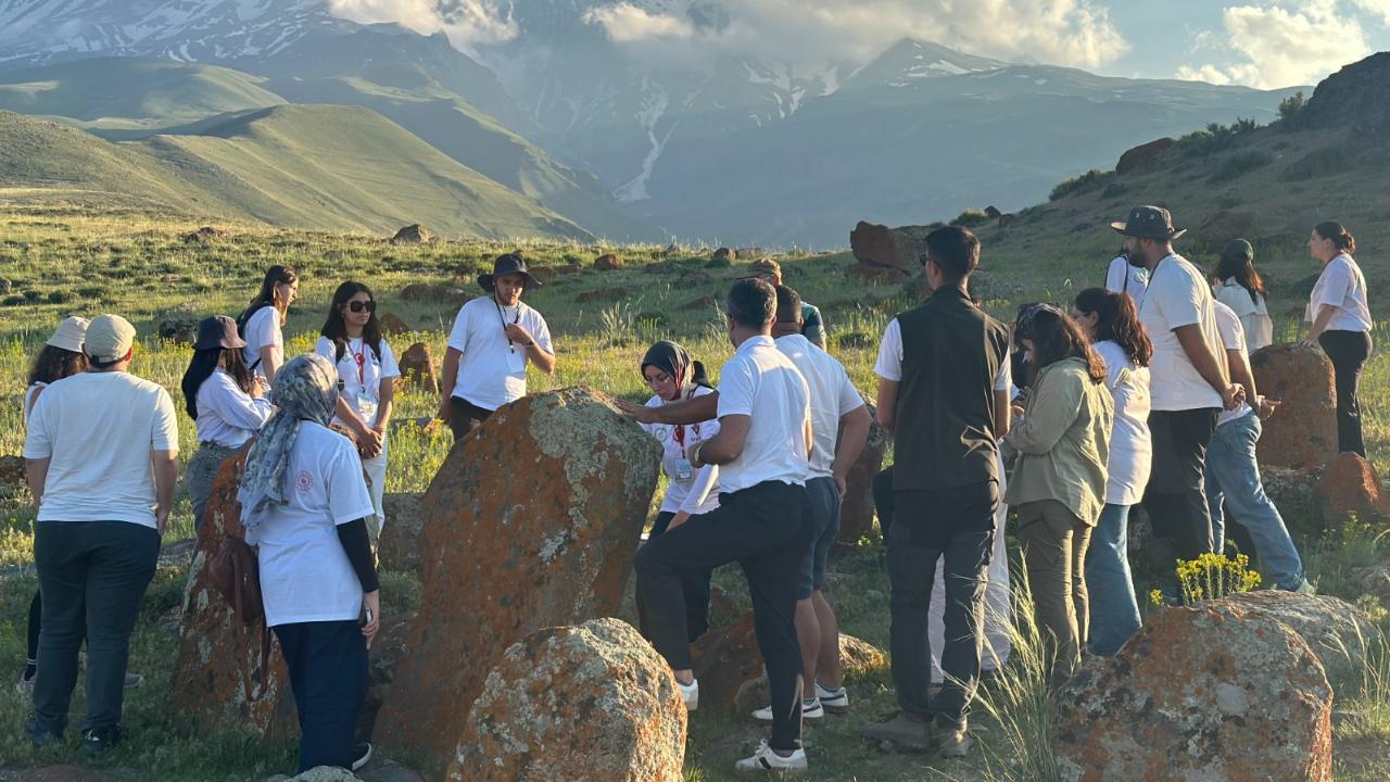 Iğdır'da Bilim ve Doğa Buluşması: "Doğa Benimle" Projesi Öğrencileri Cehennem Vadisi'ni Keşfetti