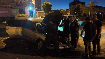 Iğdır'da seyir halindeki araç alev aldı