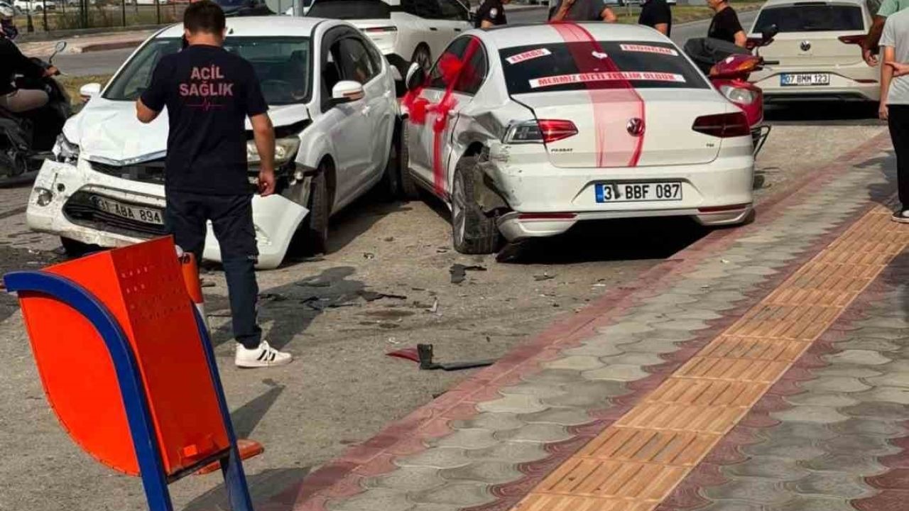 İskenderun'da Gelin Arabası Otomobille Çarpıştı: 1 Yaralı