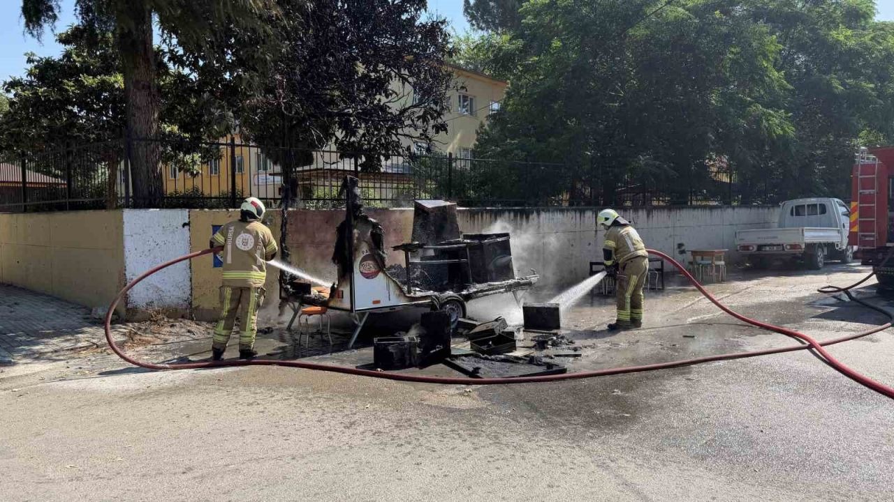 Karavan Yangını: Köfteci Karavanı Kül Oldu