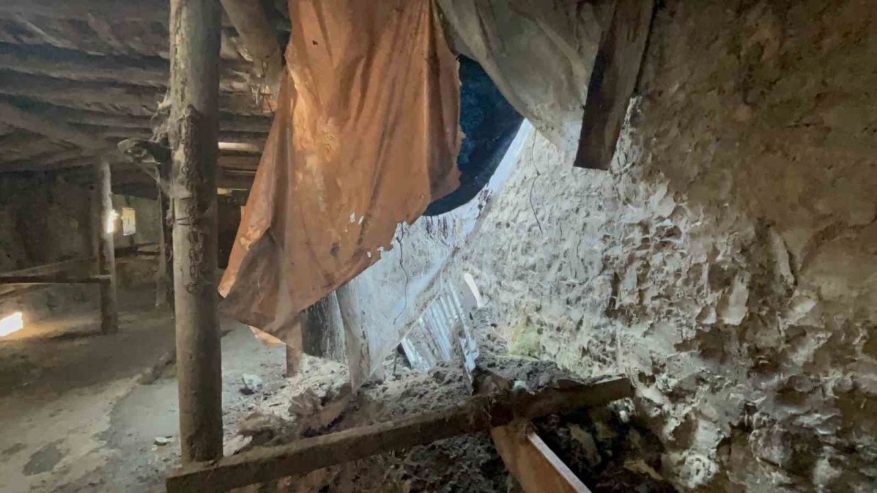 Kars Akyaka'da Sağanak Yağış Nedeniyle Ahır Çöktü
