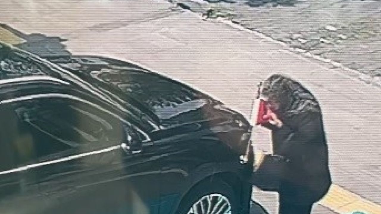 Kars’ta duygu dolu anlar: Vali Polat makam aracındaki bayrağı öpen Neriman teyzeyi ağırladı