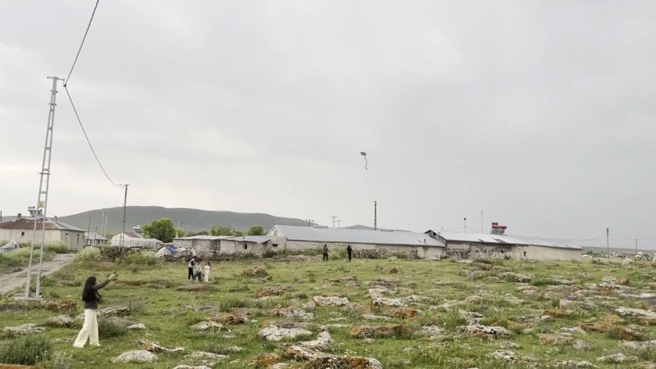 Kars'ta gökyüzü şenlendi: Çocukların ilk uçurtma heyecanı