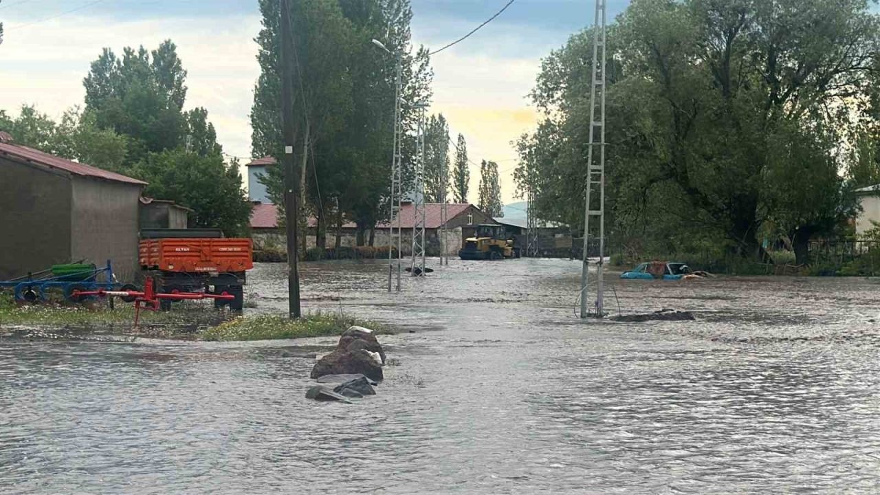 Kars'ta sel felaketi: Mahsur kalan yaşlı çifti ekipler kurtardı