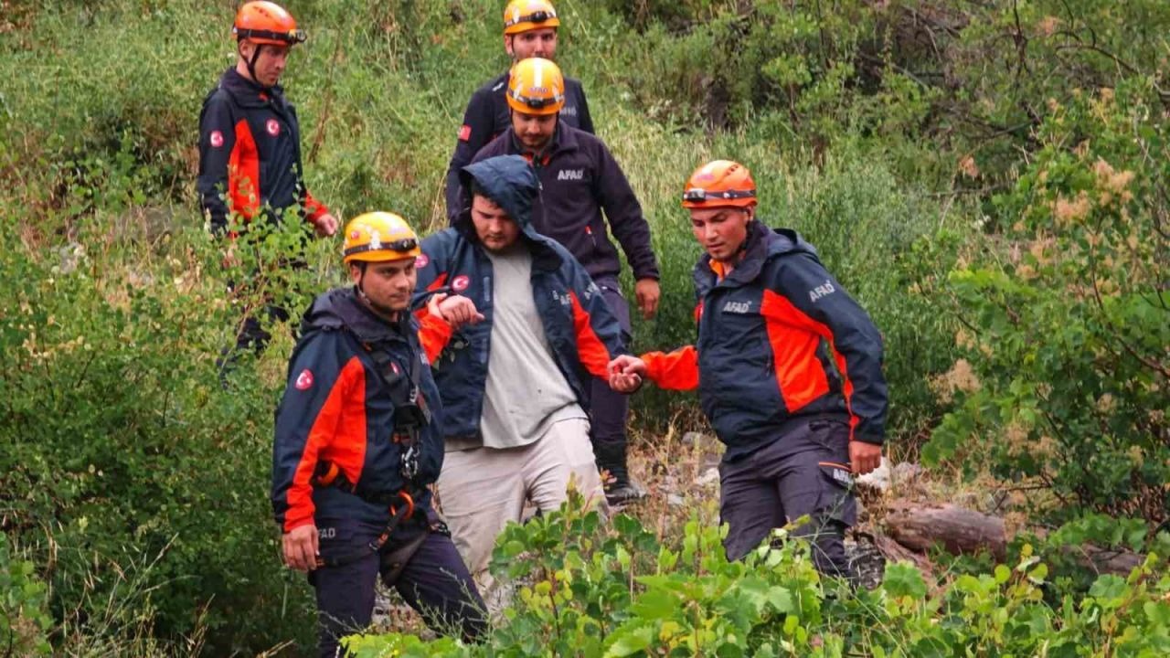 Kayalıklarda mahsur kalan 20 yaşındaki genci AFAD kurtardı