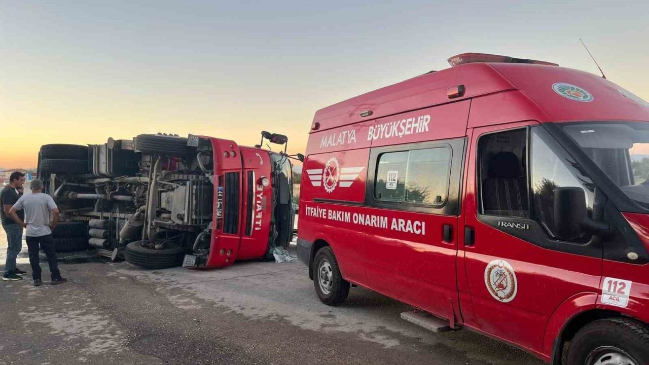 Malatya’da yangın ihbarına giden itfaiye aracı devrildi: 3 yaralı