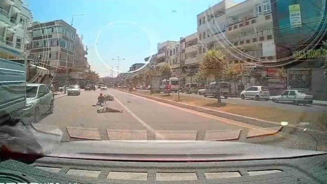 Motosiklet Kazası Kamerada: 2 Yaralı