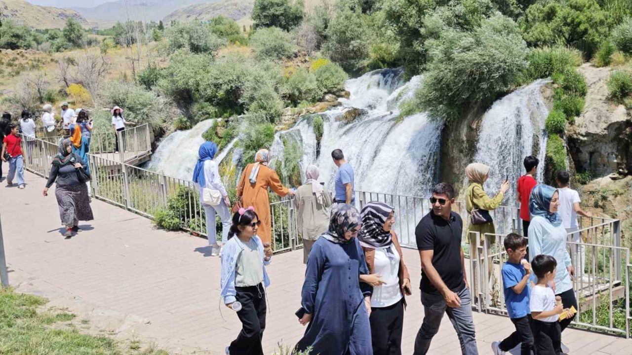 Muradiye Şelalesi'nde Görsel Şölen