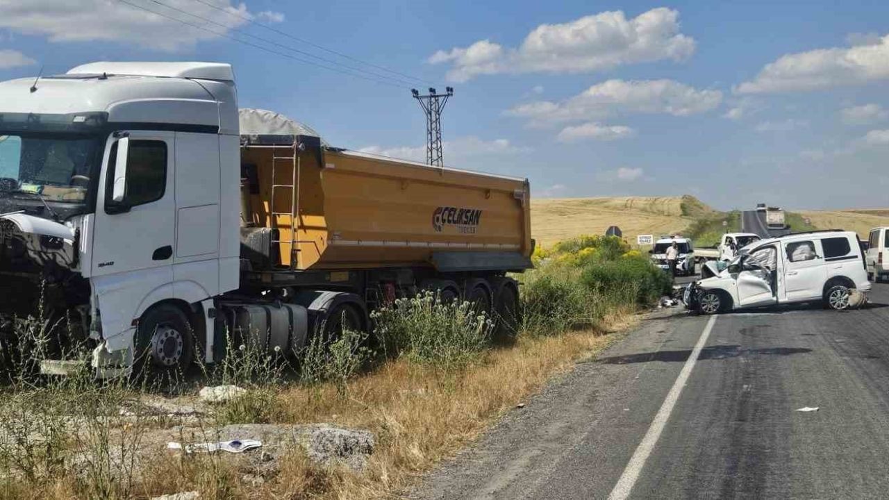 Muş'ta Kamyon ve Kamyonet Çarpıştı: 2 Ölü, 2 Yaralı