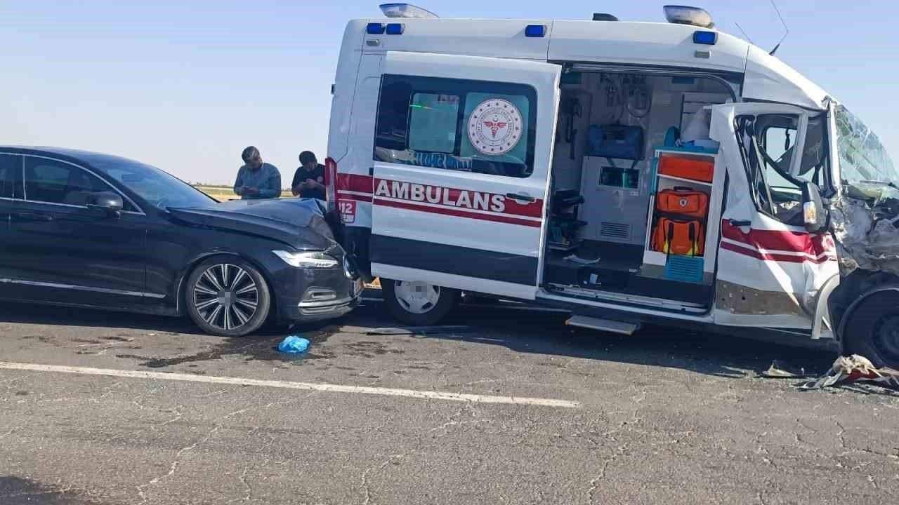 Nusaybin'de Ambulans Tırla Çarpıştı: 3 Yaralı