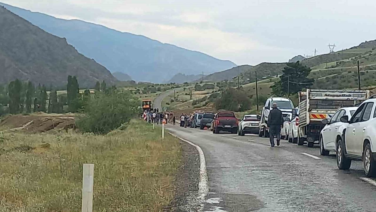Oltu’da sel suları yolu kapattı: Karayolları ekipleri temizlik çalışması başlattı