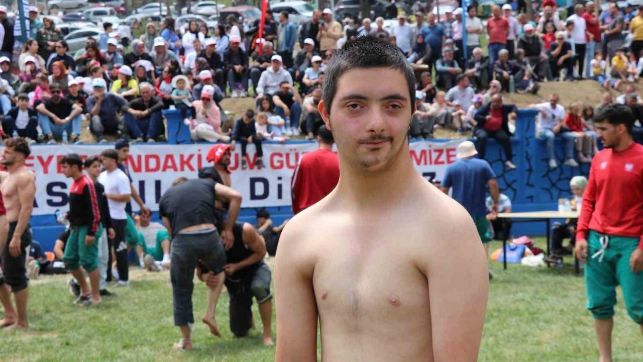 Olur’daki güreşlerde duygusal anlar: Özel gereksinimli Ufuk Erdem gönüllerin şampiyonu oldu