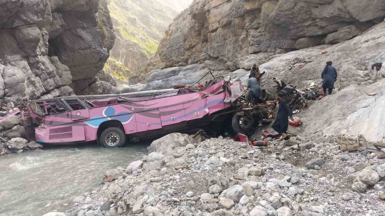 Pakistan'da Yolcu Otobüsü Çukura Uçtu: 40 Ölü
